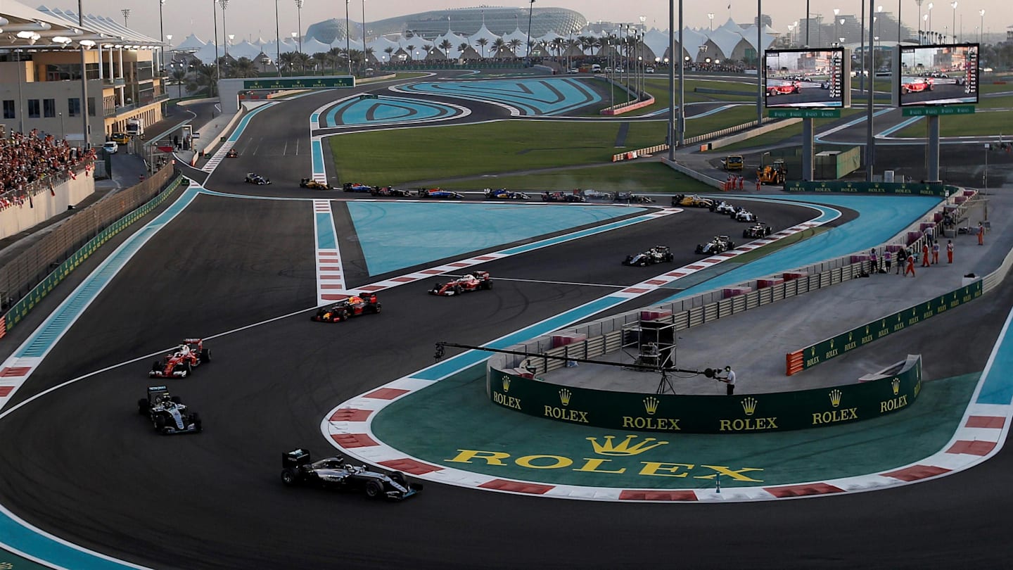 Lewis Hamilton (GBR) Mercedes-Benz F1 W07 Hybrid leads at the start of the race at Formula One World Championship, Rd21, Abu Dhabi Grand Prix, Race, Yas Marina Circuit, Abu Dhabi, UAE, Sunday 27 November 2016. © Sutton Images