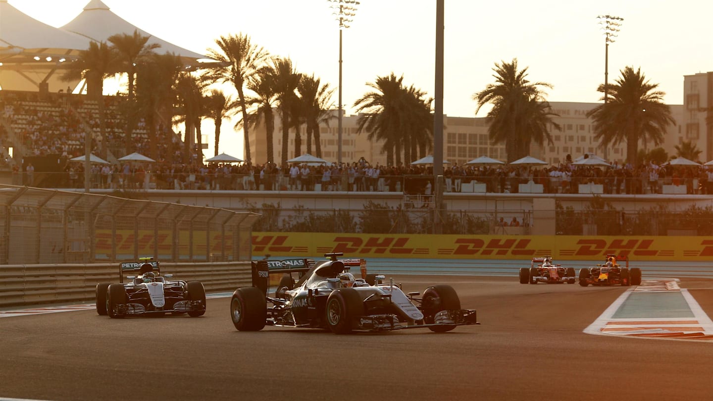 Lewis Hamilton (GBR) Mercedes-Benz F1 W07 Hybrid leads at the start of the race at Formula One World Championship, Rd21, Abu Dhabi Grand Prix, Race, Yas Marina Circuit, Abu Dhabi, UAE, Sunday 27 November 2016. © Sutton Images