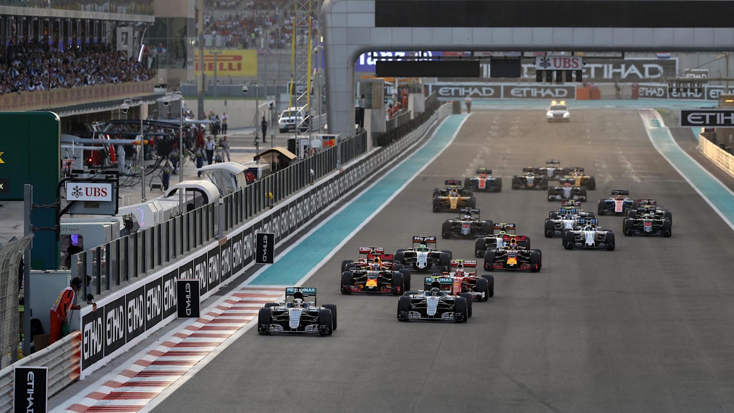 Lewis Hamilton (GBR) Mercedes-Benz F1 W07 Hybrid leads at the start of the race at Formula One World Championship, Rd21, Abu Dhabi Grand Prix, Race, Yas Marina Circuit, Abu Dhabi, UAE, Sunday 27 November 2016. © Sutton Images