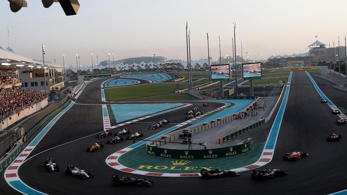 The start of the race at Formula One World Championship, Rd21, Abu Dhabi Grand Prix, Race, Yas Marina Circuit, Abu Dhabi, UAE, Sunday 27 November 2016. © Sutton Images