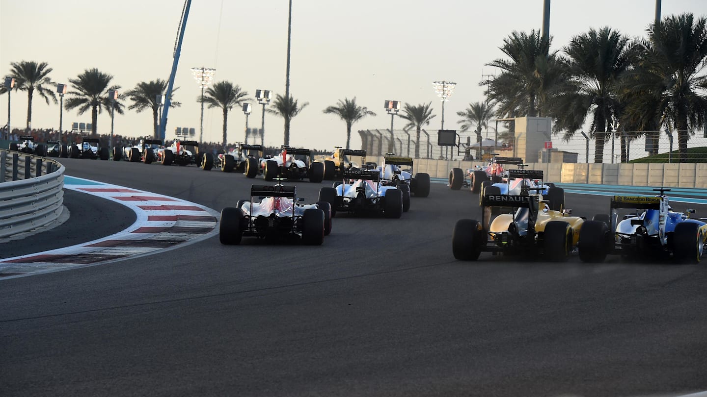 The start of the race at Formula One World Championship, Rd21, Abu Dhabi Grand Prix, Race, Yas Marina Circuit, Abu Dhabi, UAE, Sunday 27 November 2016. © Sutton Images