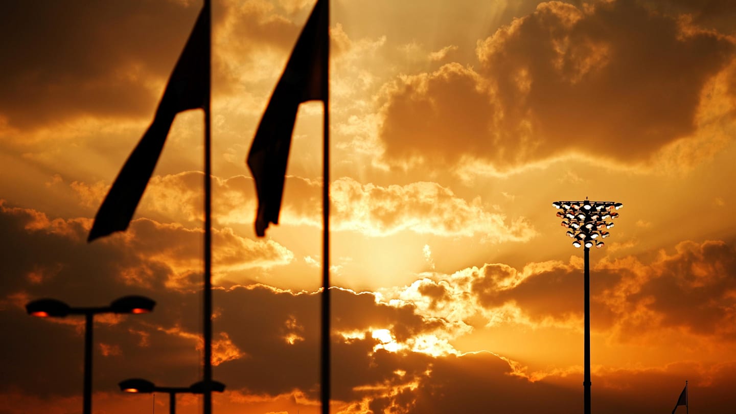 Sunset at Formula One World Championship, Rd21, Abu Dhabi Grand Prix, Preparations, Yas Marina Circuit, Abu Dhabi, UAE, Thursday 24 November 2016. © Sutton Images