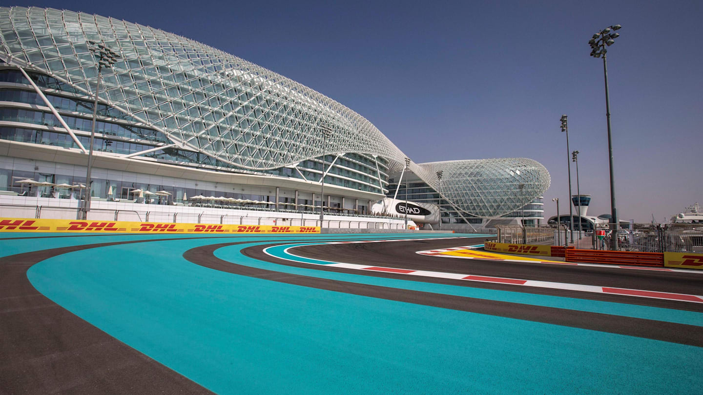 Track view at Formula One World Championship, Rd21, Abu Dhabi Grand Prix, Preparations, Yas Marina Circuit, Abu Dhabi, UAE, Thursday 24 November 2016. © Sutton Images