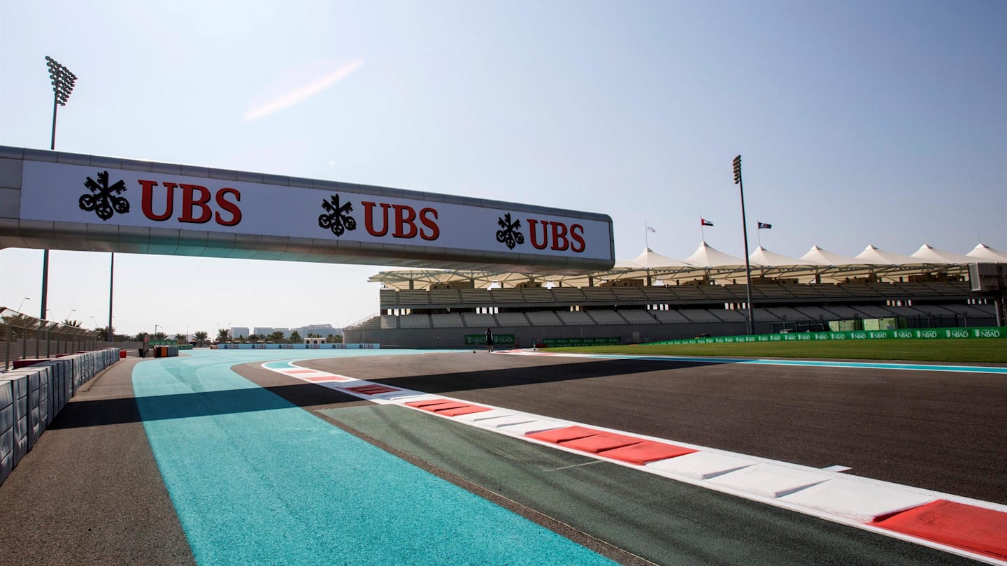 Track view at Formula One World Championship, Rd21, Abu Dhabi Grand Prix, Preparations, Yas Marina Circuit, Abu Dhabi, UAE, Thursday 24 November 2016. © Sutton Images