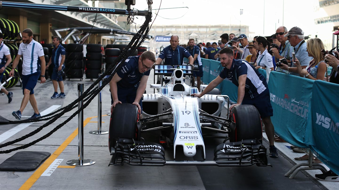 Williams mechanics with Williams FW38 at Formula One World Championship, Rd21, Abu Dhabi Grand Prix, Preparations, Yas Marina Circuit, Abu Dhabi, UAE, Thursday 24 November 2016. © Sutton Images