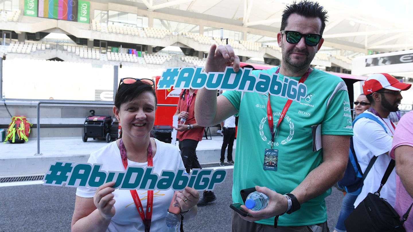 Fans at Formula One World Championship, Rd21, Abu Dhabi Grand Prix, Preparations, Yas Marina Circuit, Abu Dhabi, UAE, Thursday 24 November 2016. © Sutton Images