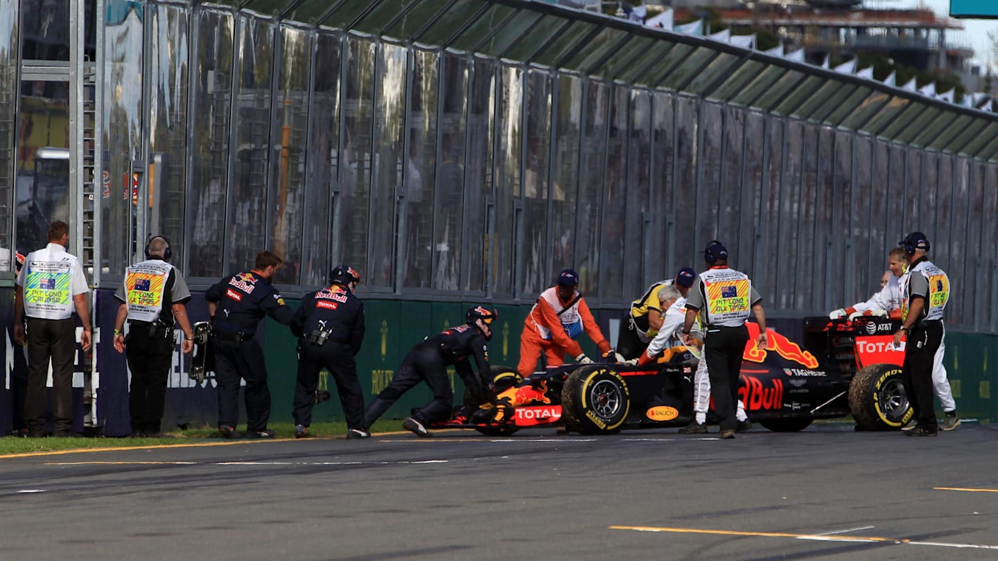 Marshals remove the car of Daniil Kvyat (RUS) Red Bull Racing RB12 after breaking down at the start