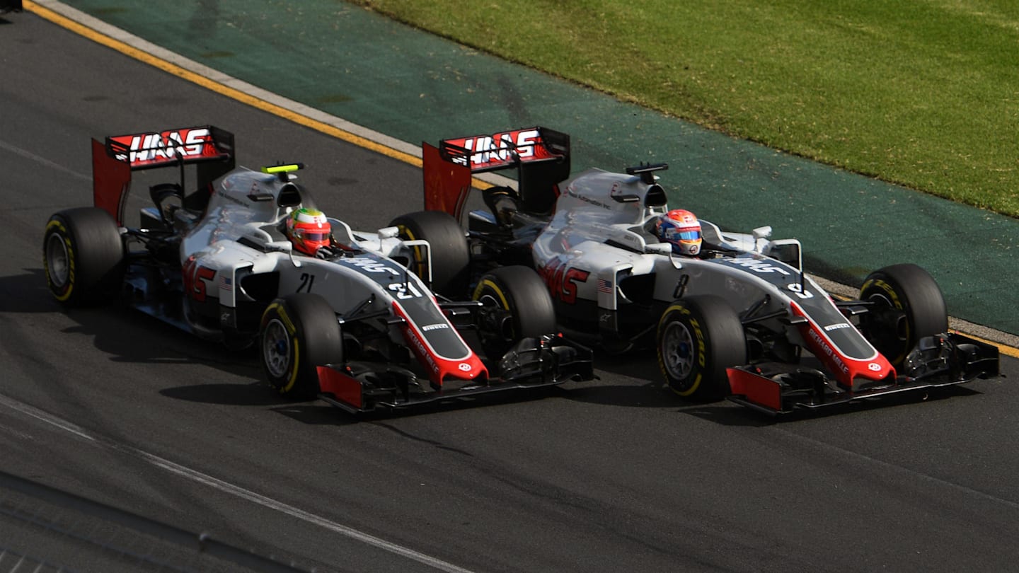 Esteban Gutierrez (MEX) Haas VF-16 and Romain Grosjean (FRA) Haas VF-16 battle at the start of the