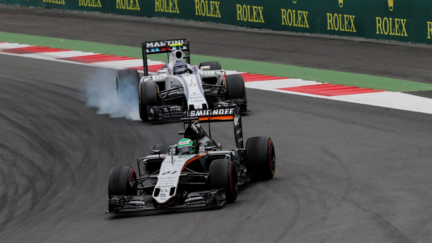 Nico Hulkenberg (GER) Force India VJM09 and Valtteri Bottas (FIN) Williams FW38 locks up at Formula