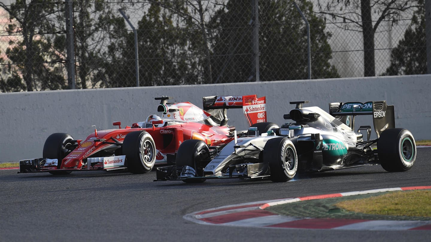 Sebastian Vettel (GER) Ferrari SF16-H and Nico Rosberg (GER) Mercedes-Benz F1 W07 Hybrid battle at