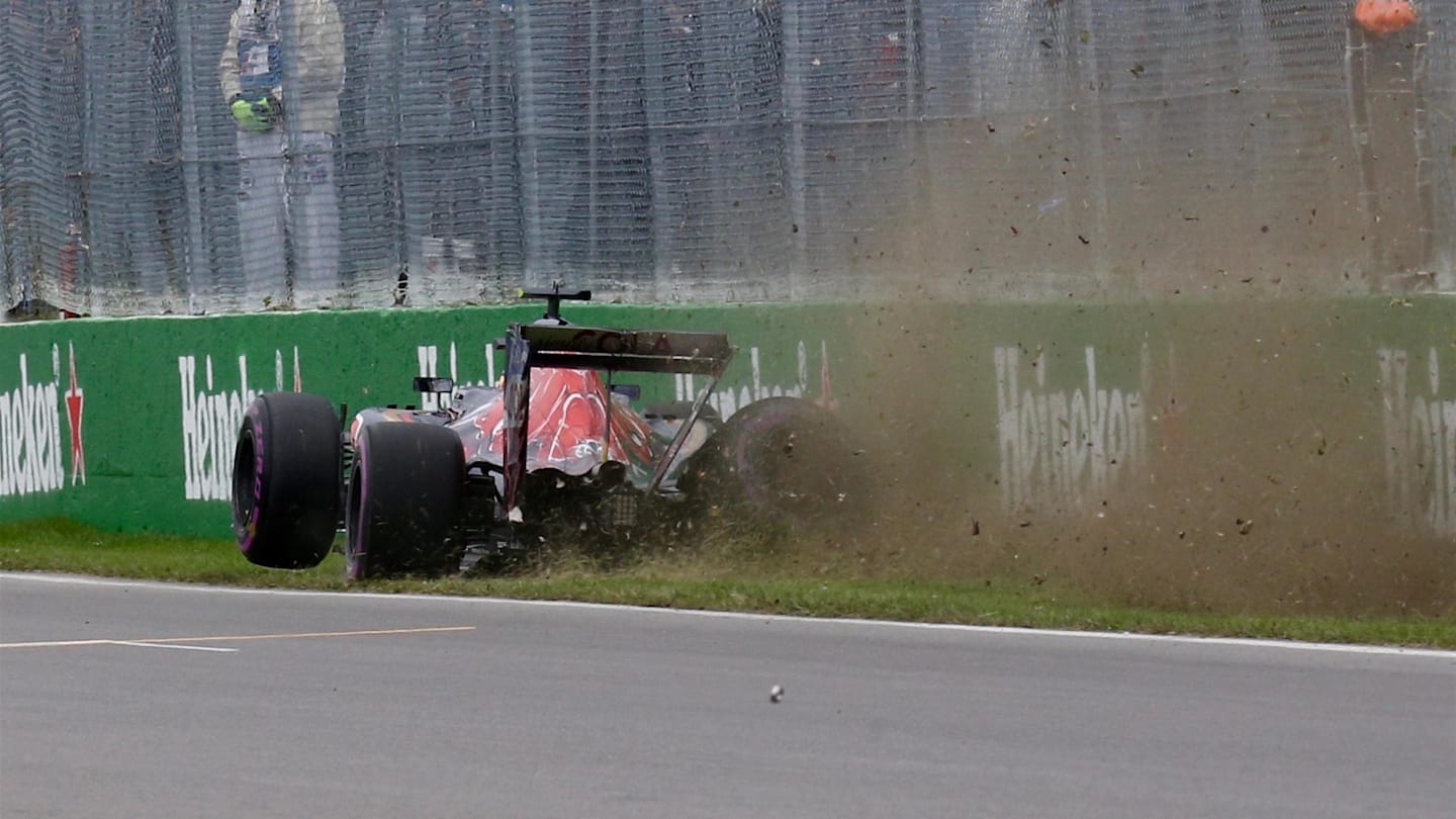 Carlos Sainz jr (ESP) Scuderia Toro Rosso STR11 crashes at Formula One World Championship, Rd7,