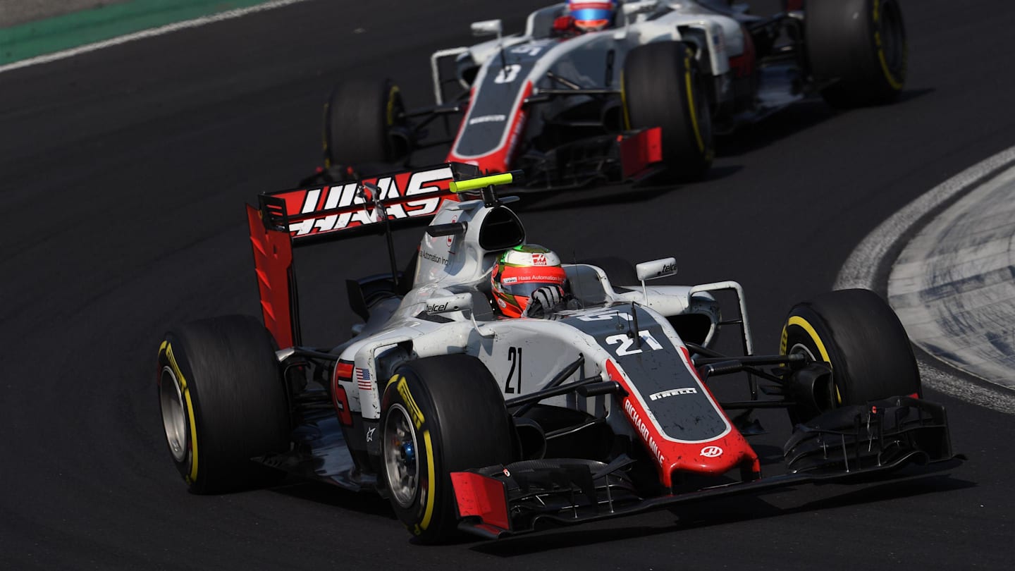 Esteban Gutierrez (MEX) Haas VF-16 leads Romain Grosjean (FRA) Haas VF-16 at Formula One World