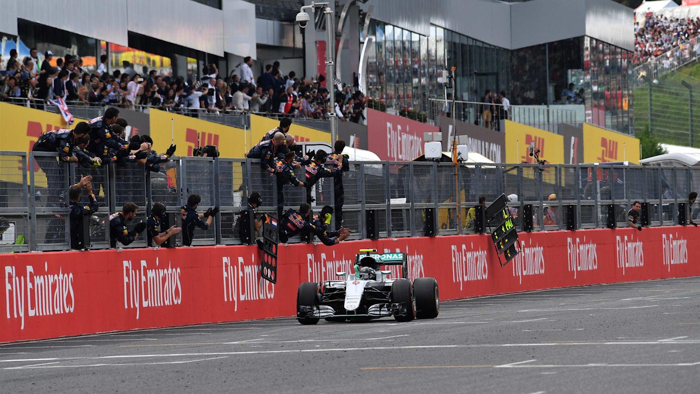 Race winner Nico Rosberg (GER) Mercedes-Benz F1 W07 Hybrid crosses the line at Formula One World