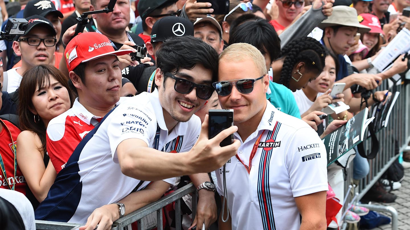 Valtteri Bottas (FIN) Williams poses for a fan selfie photograph at Formula One World Championship, Rd16, Malaysian Grand Prix, Qualifying, Sepang, Malaysia, Saturday 1 October 2016. © Sutton Images