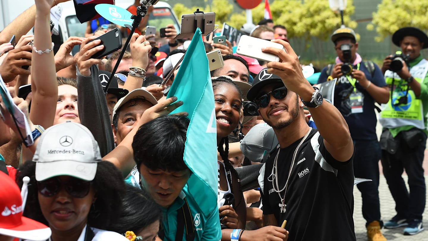 Lewis Hamilton (GBR) Mercedes AMG F1 fans selfie at Formula One World Championship, Rd16, Malaysian Grand Prix, Qualifying, Sepang, Malaysia, Saturday 1 October 2016. © Sutton Images