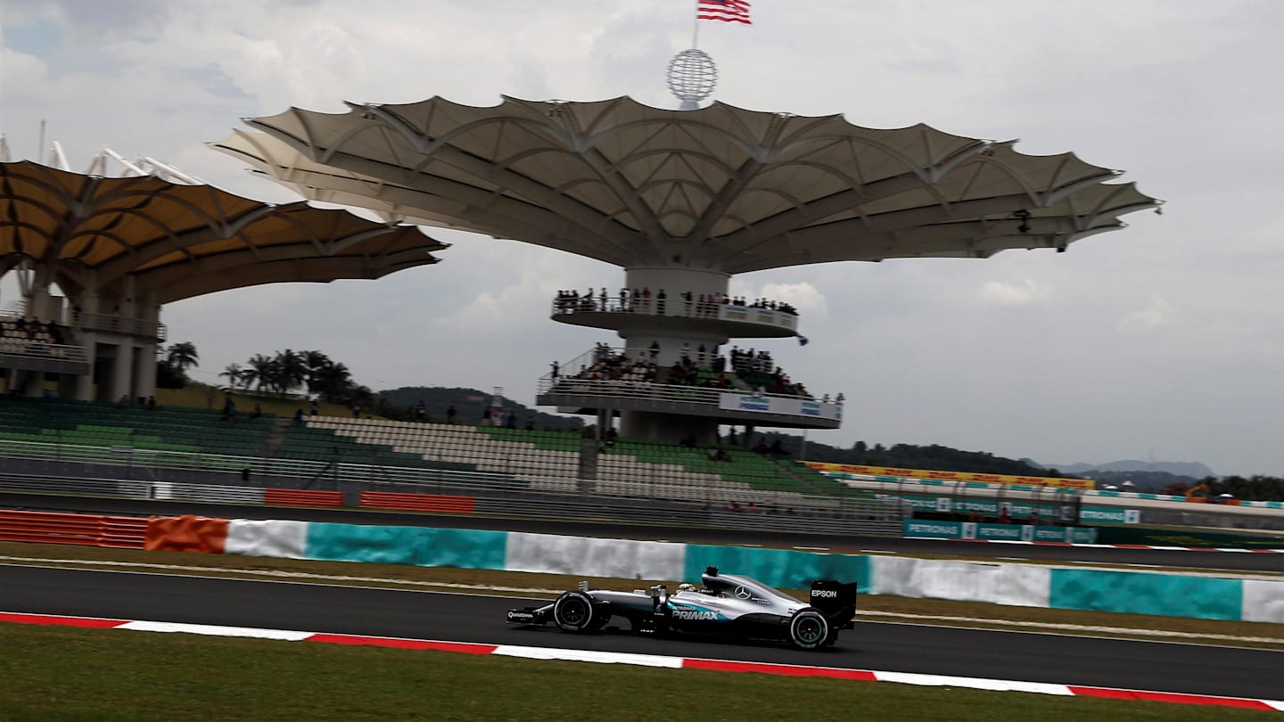 Lewis Hamilton (GBR) Mercedes-Benz F1 W07 Hybrid at Formula One World Championship, Rd16, Malaysian Grand Prix, Qualifying, Sepang, Malaysia, Saturday 1 October 2016. © Sutton Images