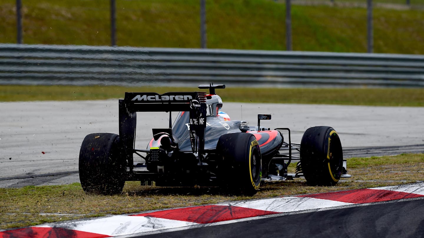 Fernando Alonso (ESP) McLaren MP4-31 runs wide at Formula One World Championship, Rd16, Malaysian Grand Prix, Qualifying, Sepang, Malaysia, Saturday 1 October 2016. © Sutton Images