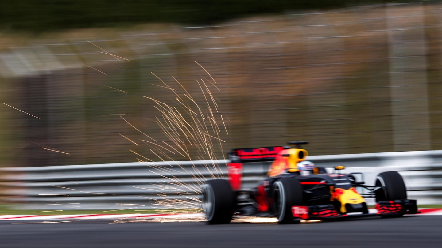 Daniel Ricciardo (AUS) Red Bull Racing RB12 sparks at Formula One World Championship, Rd16, Malaysian Grand Prix, Qualifying, Sepang, Malaysia, Saturday 1 October 2016. © Sutton Images