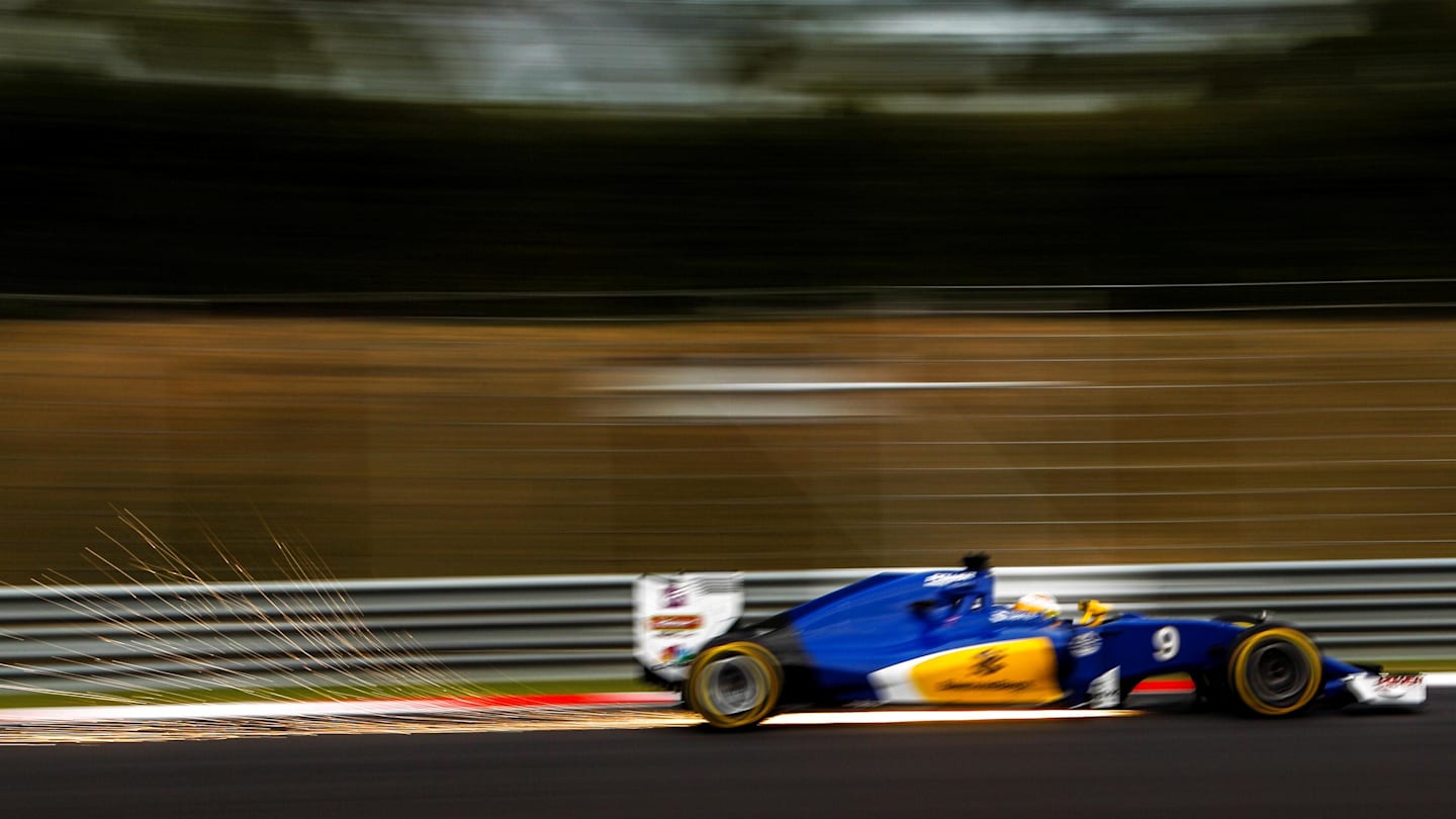 Marcus Ericsson (SWE) Sauber C35 sparks at Formula One World Championship, Rd16, Malaysian Grand Prix, Qualifying, Sepang, Malaysia, Saturday 1 October 2016. © Sutton Images