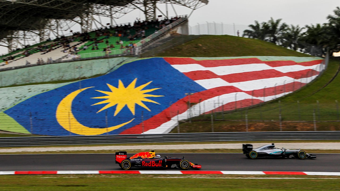 Daniel Ricciardo (AUS) Red Bull Racing RB12 and Lewis Hamilton (GBR) Mercedes-Benz F1 W07 Hybrid at