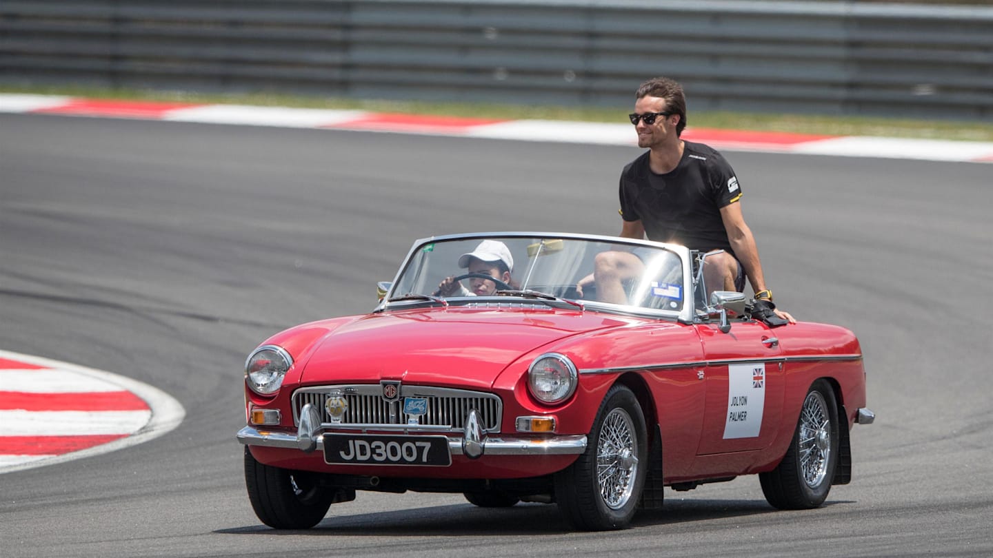 Jolyon Palmer (GBR) Renault Sport F1 Team on the drivers parade at Formula One World Championship, Rd16, Malaysian Grand Prix, Race,  Sepang, Malaysia, Sunday 2 October 2016. © Sutton Images