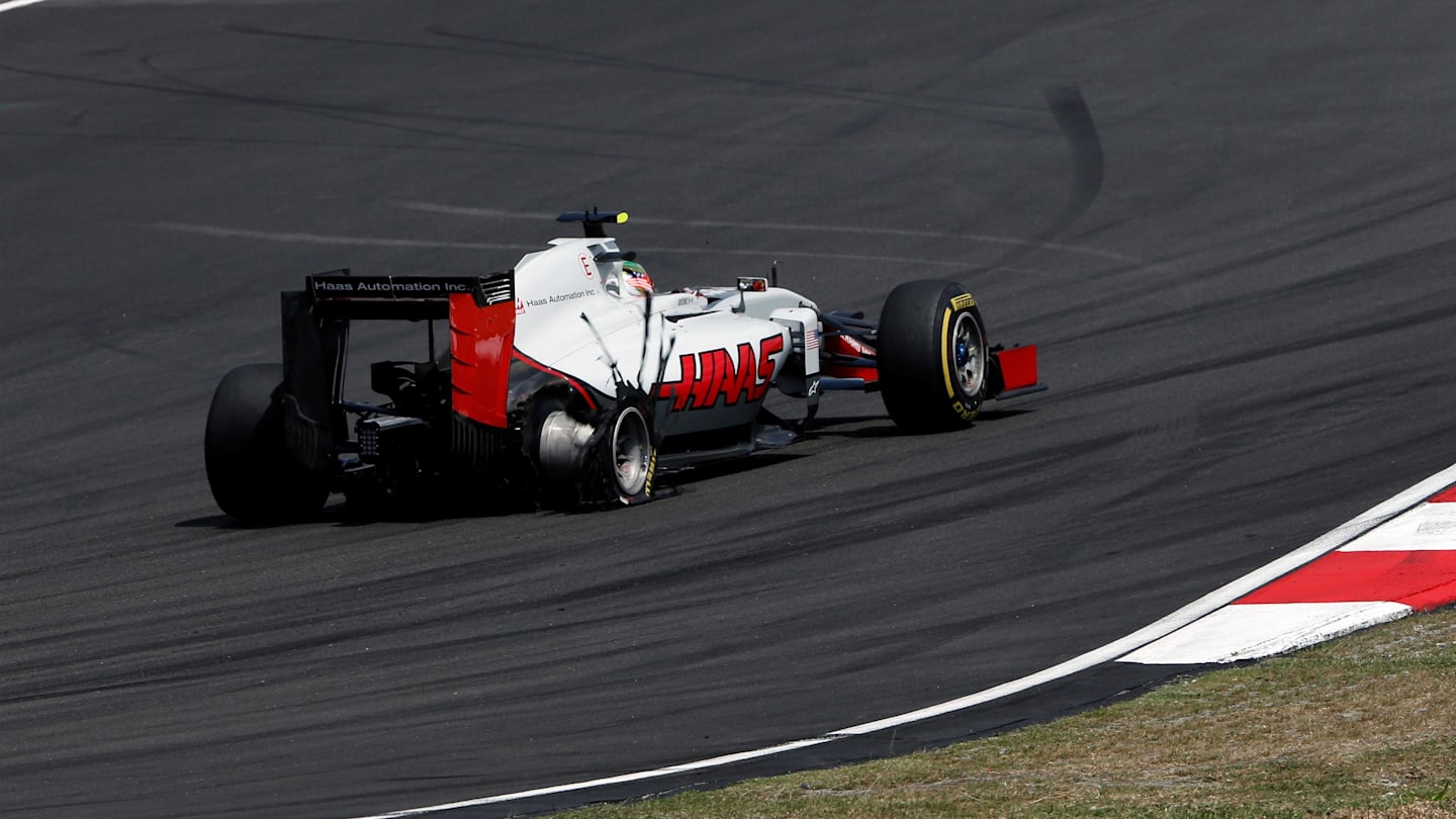 Esteban Gutierrez (MEX) Haas VF-16 with rear puncture at Formula One World Championship, Rd16, Malaysian Grand Prix, Race,  Sepang, Malaysia, Sunday 2 October 2016. © Sutton Images