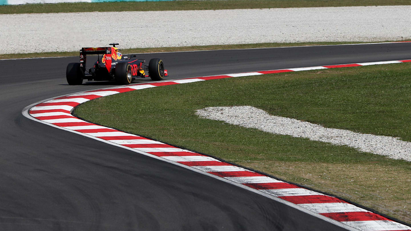 Daniel Ricciardo (AUS) Red Bull Racing RB12 at Formula One World Championship, Rd16, Malaysian Grand Prix, Race, Sepang, Malaysia, Sunday 2 October 2016. © Sutton Images