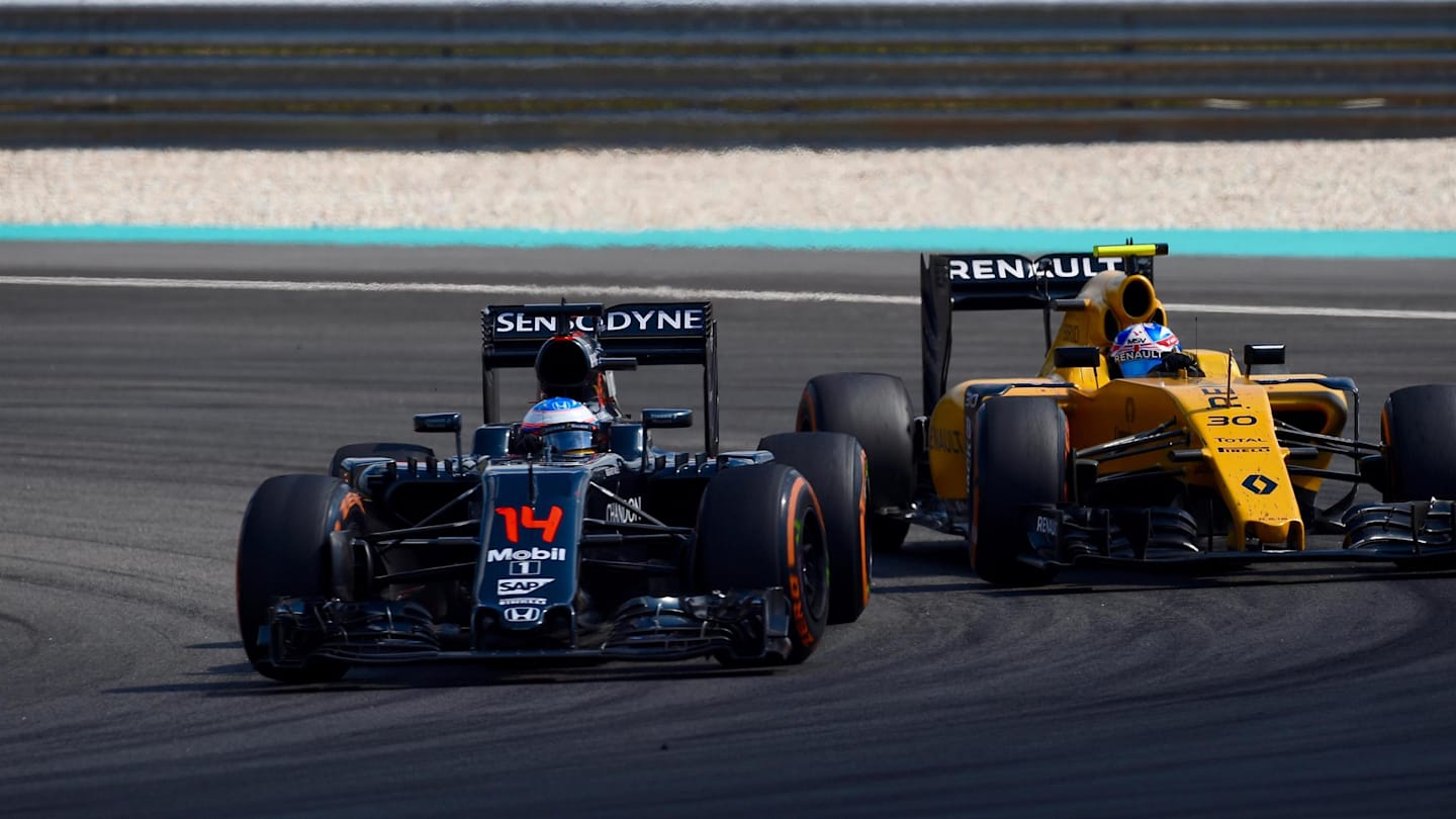 Fernando Alonso (ESP) McLaren MP4-31 and Jolyon Palmer (GBR) Renault Sport F1 Team RS16 battle at