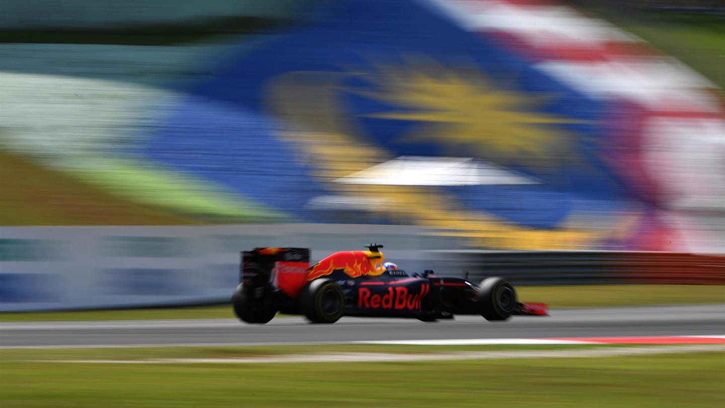 Daniel Ricciardo (AUS) Red Bull Racing RB12 at Formula One World Championship, Rd16, Malaysian Grand Prix, Race,  Sepang, Malaysia, Sunday 2 October 2016. © Sutton Images