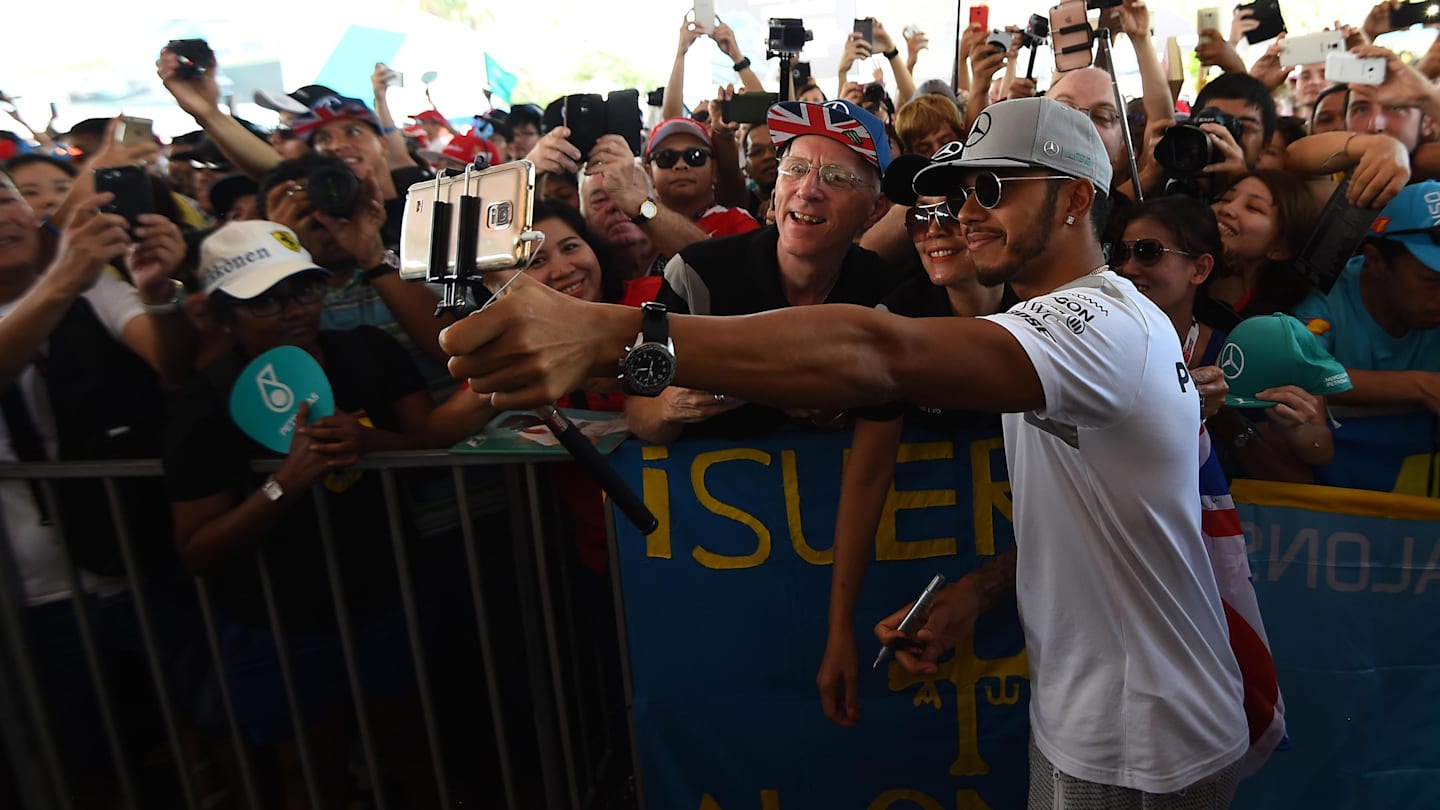 Lewis Hamilton (GBR) Mercedes AMG F1 fans selfie at Formula One World Championship, Rd16, Malaysian Grand Prix, Race, Sepang, Malaysia, Sunday 2 October 2016. © Sutton Images