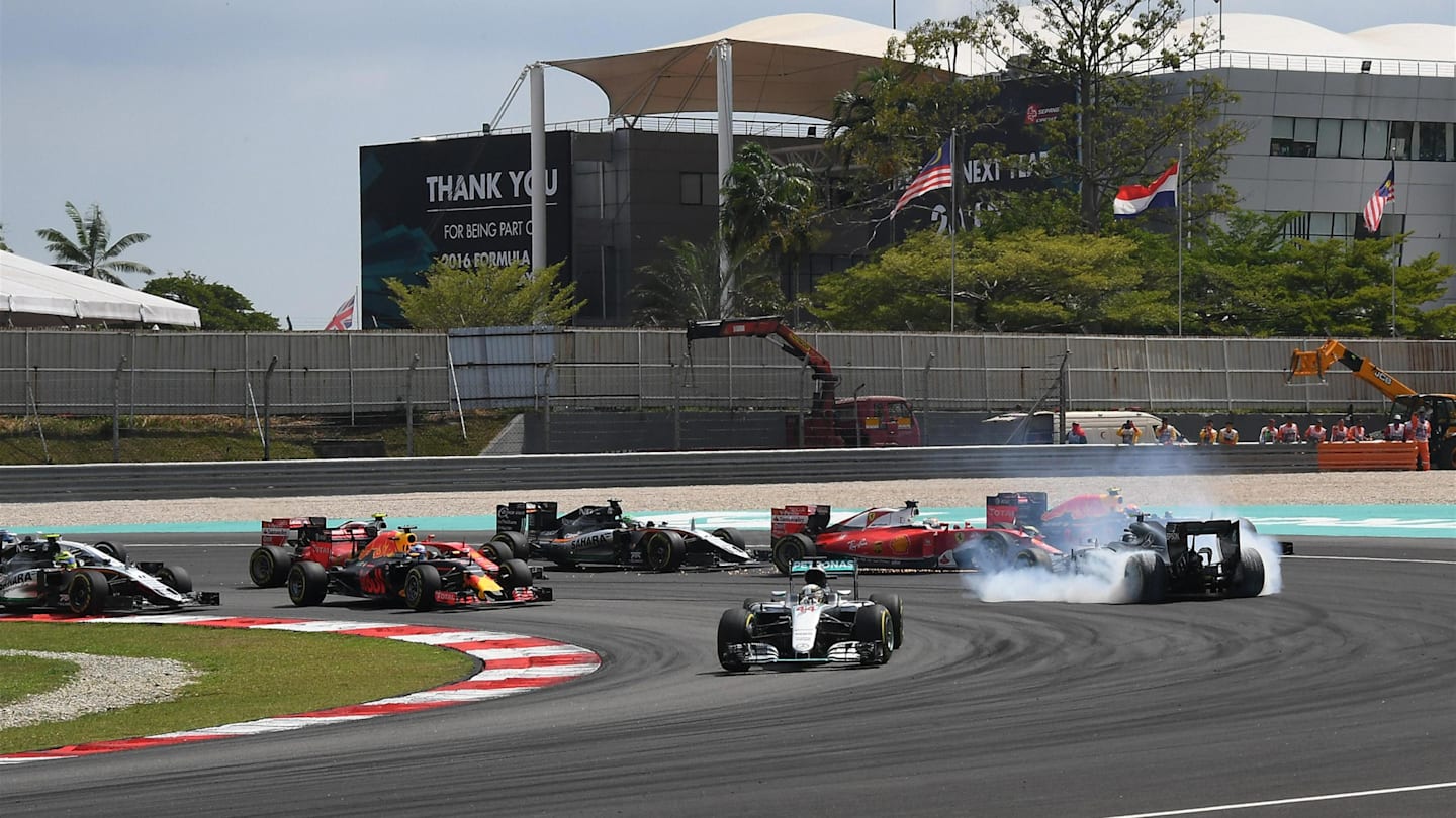 Lewis Hamilton (GBR) Mercedes-Benz F1 W07 Hybrid leads at the race start as Nico Rosberg (GER) Mercedes-Benz F1 W07 Hybrid and Sebastian Vettel (GER) Ferrari SF16-H colliide at Formula One World Championship, Rd16, Malaysian Grand Prix, Race, Sepang, Malaysia, Sunday 2 October 2016. © Sutton Images