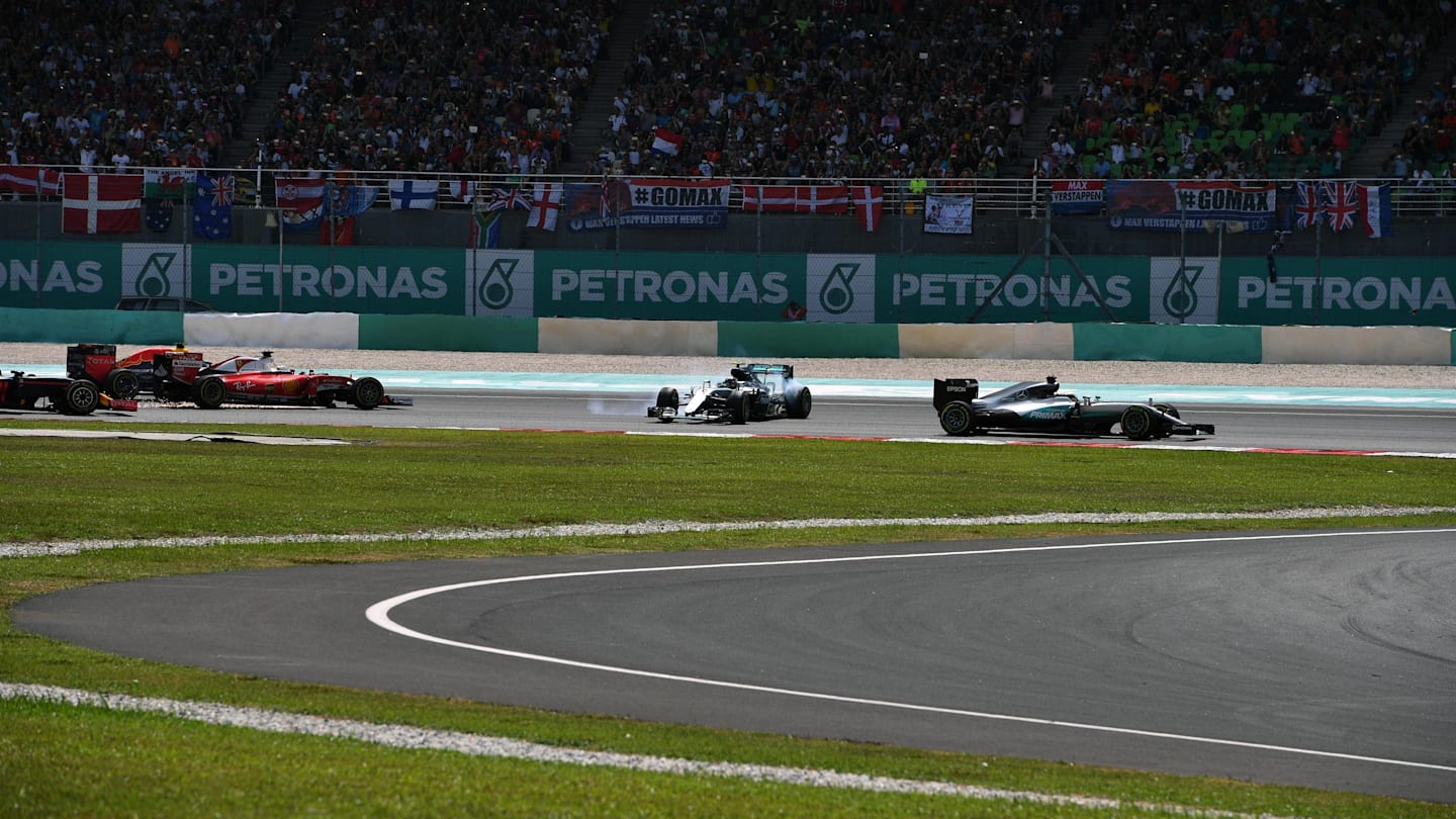 Lewis Hamilton (GBR) Mercedes-Benz F1 W07 Hybrid leads at the start of the race as Nico Rosberg (GER) Mercedes-Benz F1 W07 Hybrid and Sebastian Vettel (GER) Ferrari SF16-H collide at Formula One World Championship, Rd16, Malaysian Grand Prix, Race,  Sepang, Malaysia, Sunday 2 October 2016. © Sutton Images