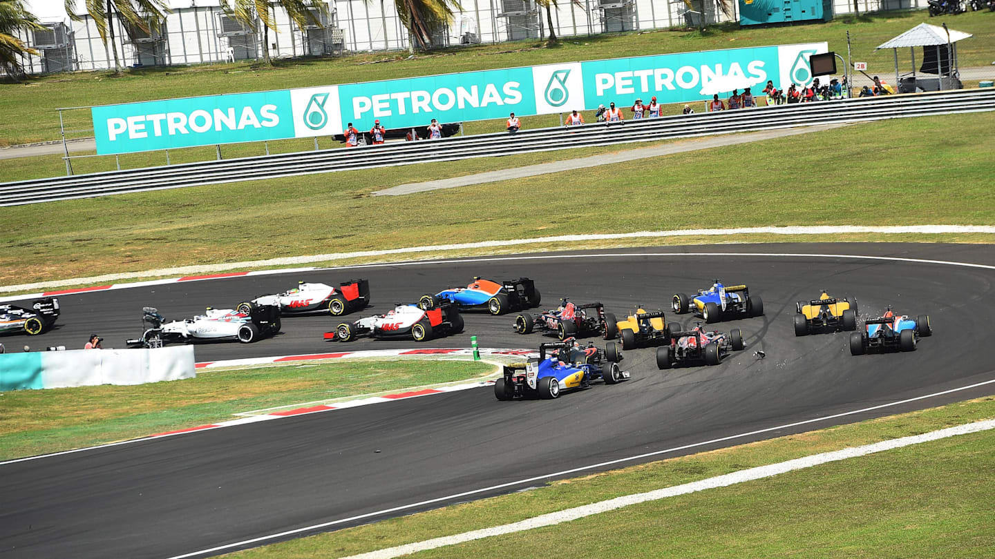 The start of the race at Formula One World Championship, Rd16, Malaysian Grand Prix, Race,  Sepang, Malaysia, Sunday 2 October 2016. © Sutton Images