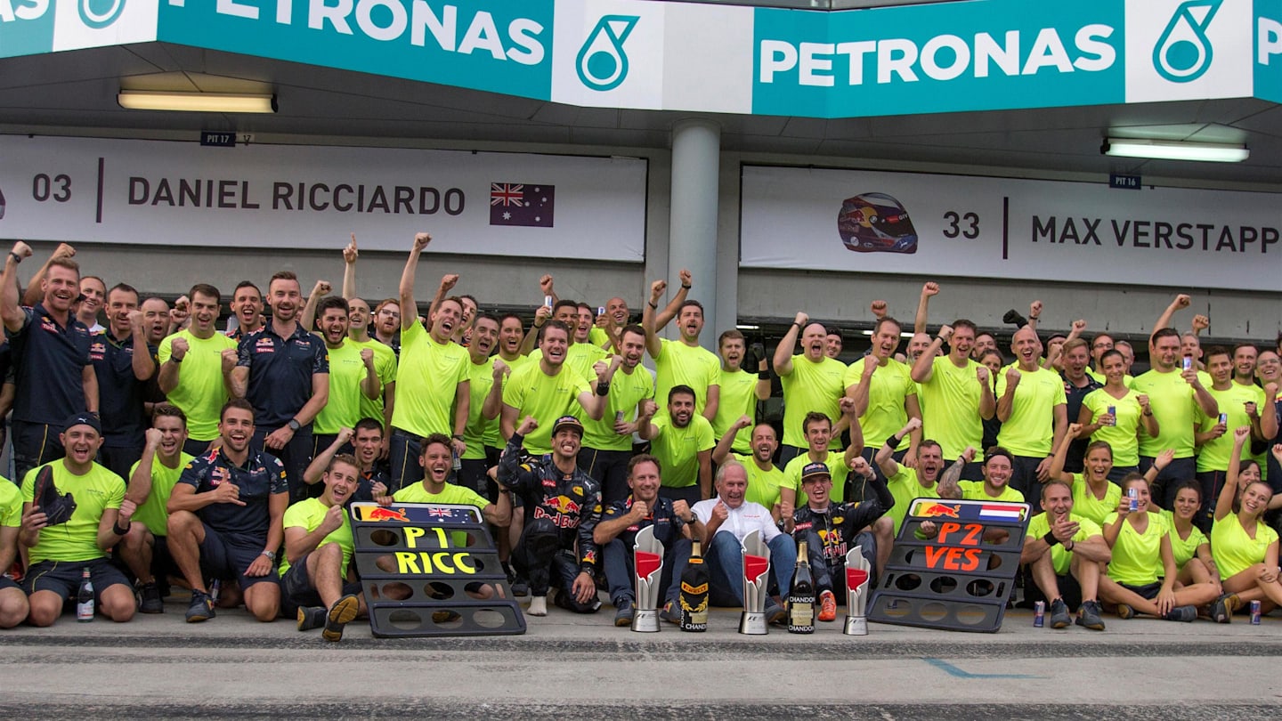 Race winner Daniel Ricciardo (AUS) Red Bull Racing celebrates with second placed Max Verstappen (NED) Red Bull Racing, Christian Horner (GBR) Red Bull Racing Team Principal, Dr Helmut Marko (AUT) Red Bull Motorsport Consultant and the team at Formula One World Championship, Rd16, Malaysian Grand Prix, Race,  Sepang, Malaysia, Sunday 2 October 2016. © Sutton Images