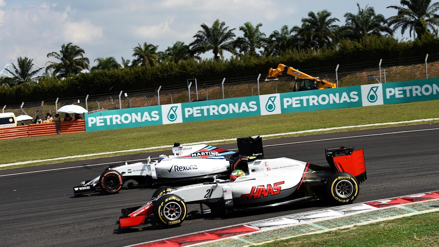 Esteban Gutierrez (MEX) Haas VF-16 and Felipe Massa (BRA) Williams FW38 battle at Formula One World Championship, Rd16, Malaysian Grand Prix, Race,  Sepang, Malaysia, Sunday 2 October 2016. © Sutton Images