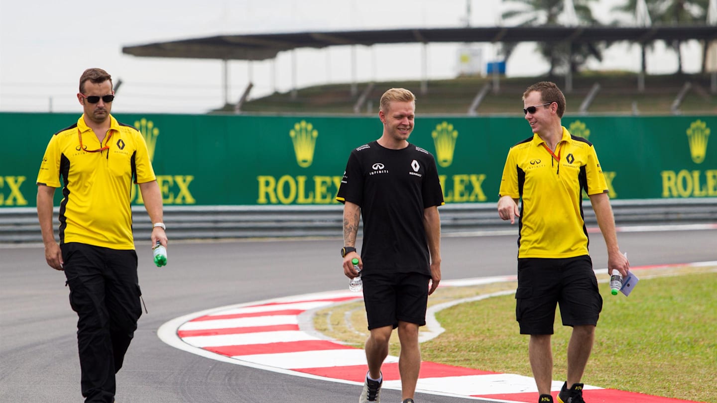 Kevin Magnussen (DEN) Renault Sport F1 Team walks the track at Formula One World Championship, Rd16, Malaysian Grand Prix, Preparations, Sepang, Malaysia, Thursday 29 September 2016. © Sutton Images