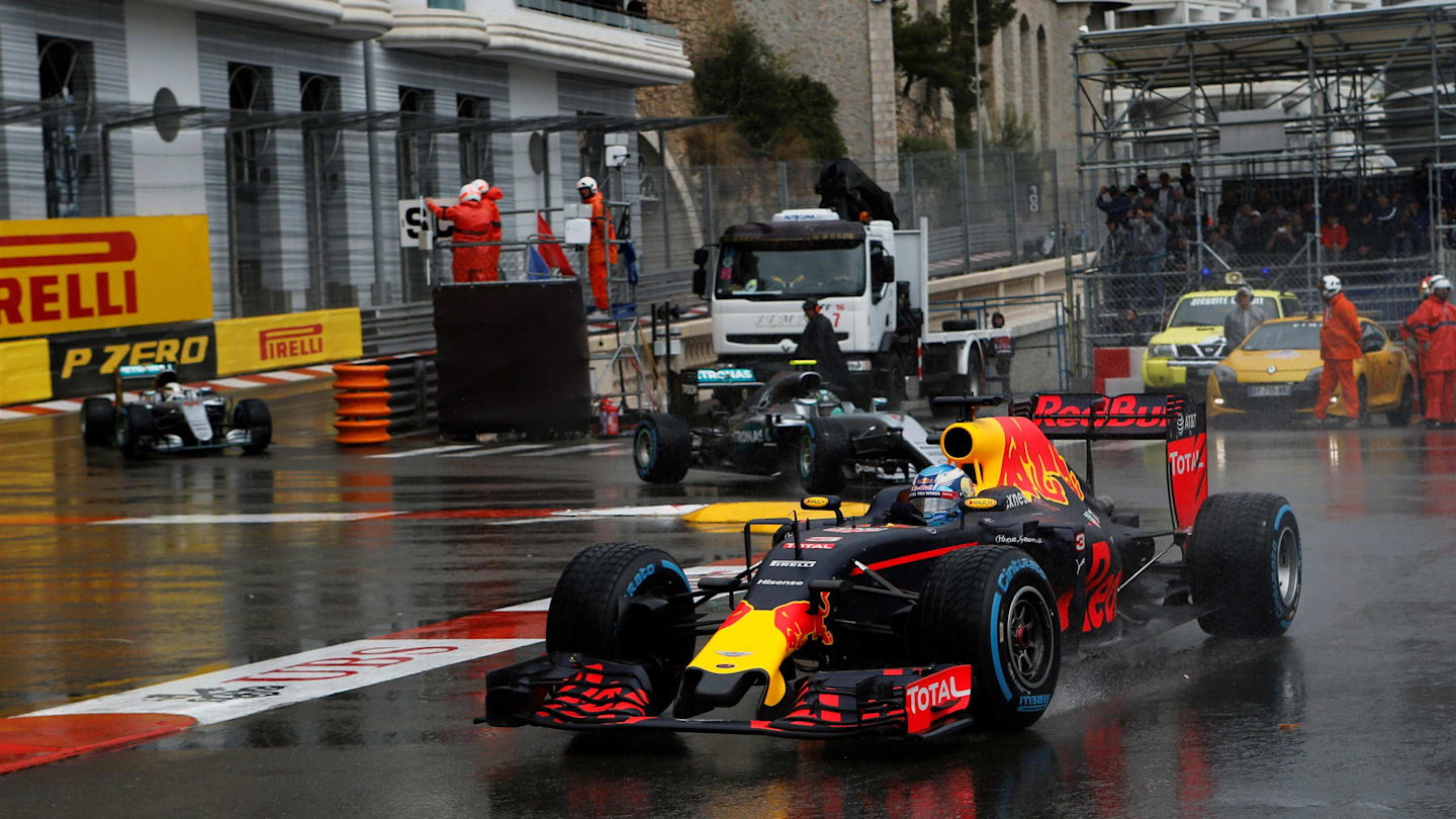 Daniel Ricciardo (AUS) Red Bull Racing RB12 at the start of the race at Formula One World