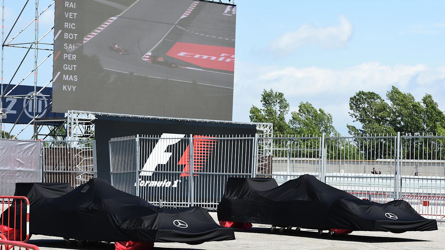 The cars of race retirees Lewis Hamilton (GBR) Mercedes-Benz F1 W07 Hybrid and Nico Rosberg (GER)