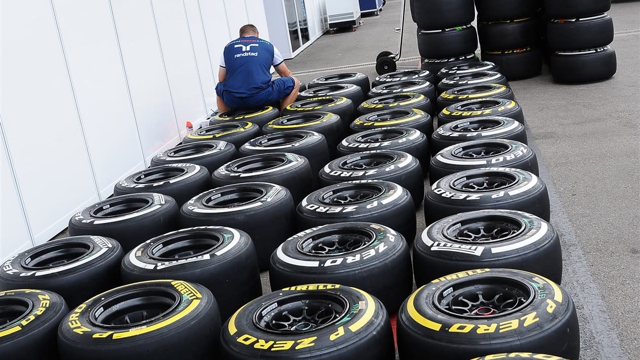 Williams mechanic with Pirelli tyres at Formula One World Championship, Rd16, United States  Grand Prix, Preparations, Austin, Texas, USA, Wednesday 21 October 2015. © Sutton Motorsport Images