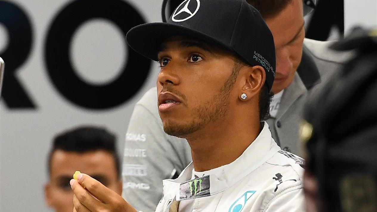 Lewis Hamilton (GBR) Mercedes AMG F1. Formula One World Championship, Rd14, Singapore Grand Prix, Marina Bay Street Circuit, Singapore, Qualifying, Saturday, 20 September 2014