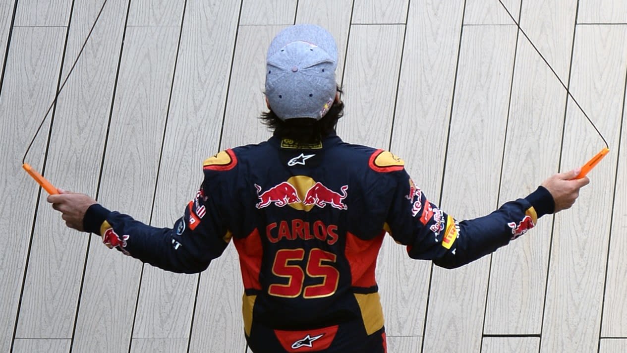 Carlos Sainz (ESP) Scuderia Toro Rosso skipping at Formula One World Championship, Rd15, Russian Grand Prix, Race, Sochi Autodrom, Sochi, Krasnodar Krai, Russia, Sunday 11 October 2015. © Sutton Motorsport Images