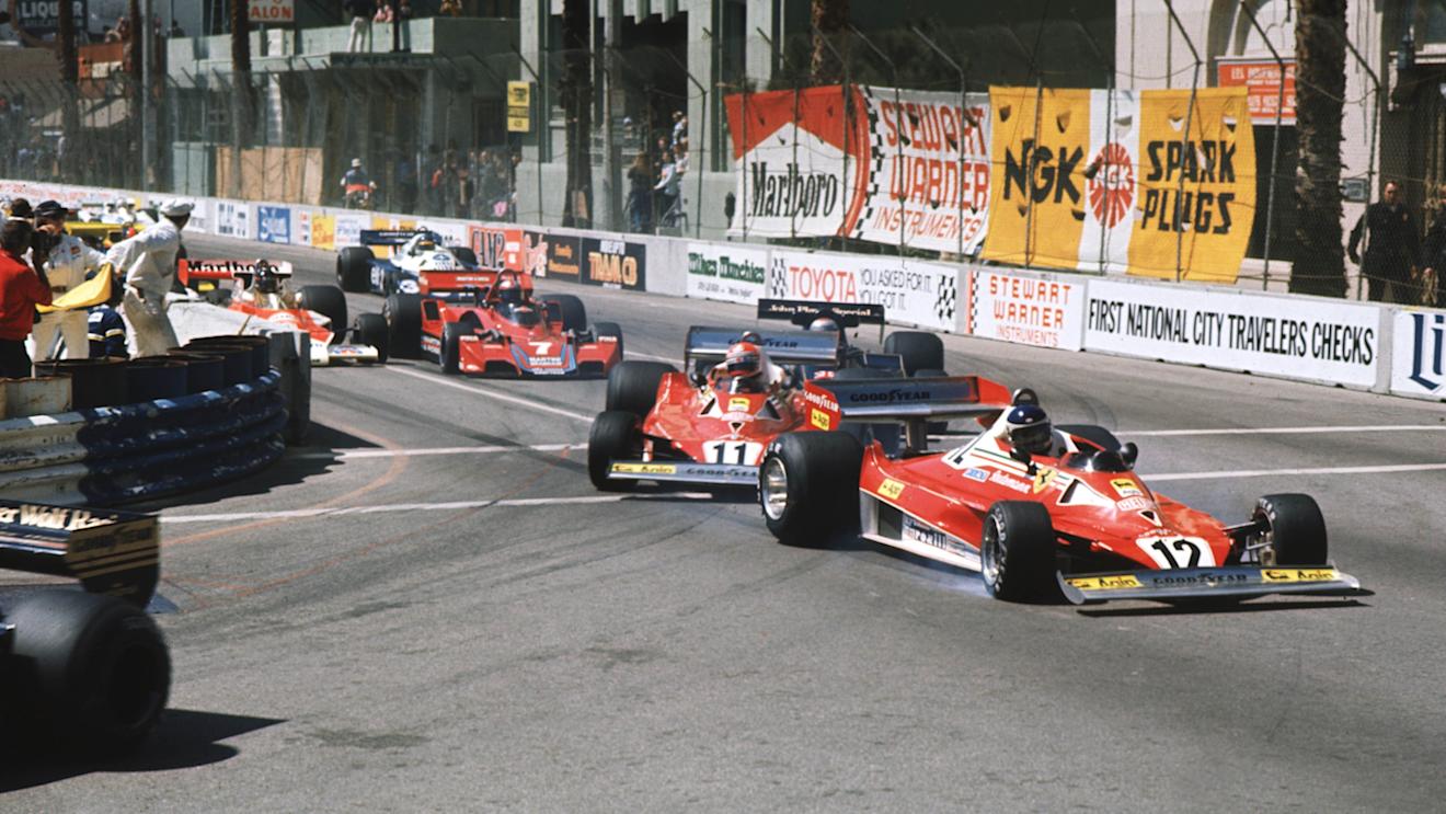 Carlos Reutemann locks up and goes straight on at the first corner as Ferrari team mate Niki Lauda takes avoiding action. United States Grand Prix West, Rd 4, Long Beach, USA, 3 April 1977. © LAT Photographic