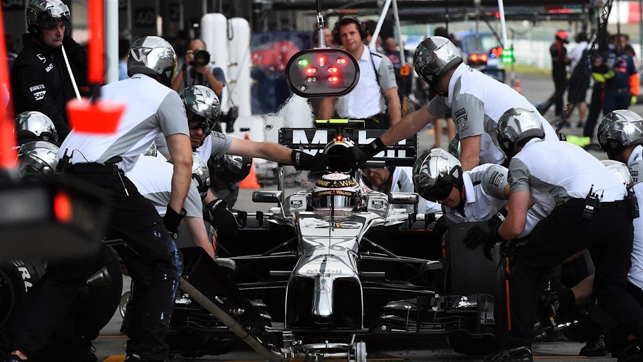 Kevin Magnussen (DEN) McLaren MP4-29 makes a pit stop. Formula One World Championship, Rd15, Japanese Grand Prix, Practice, Suzuka, Japan, Friday, 3 October 2014 © Sutton Images. No reproduction without permission