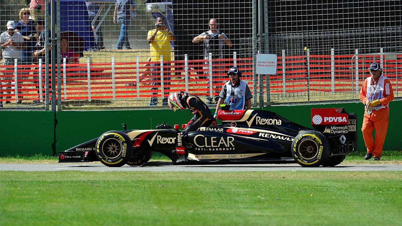 Pastor Maldonado (VEN) Lotus E22 stops on track. Formula One World Championship, Rd1, Australian Grand Prix, Qualifying, Albert Park, Melbourne, Australia, Saturday, 15 March 2014