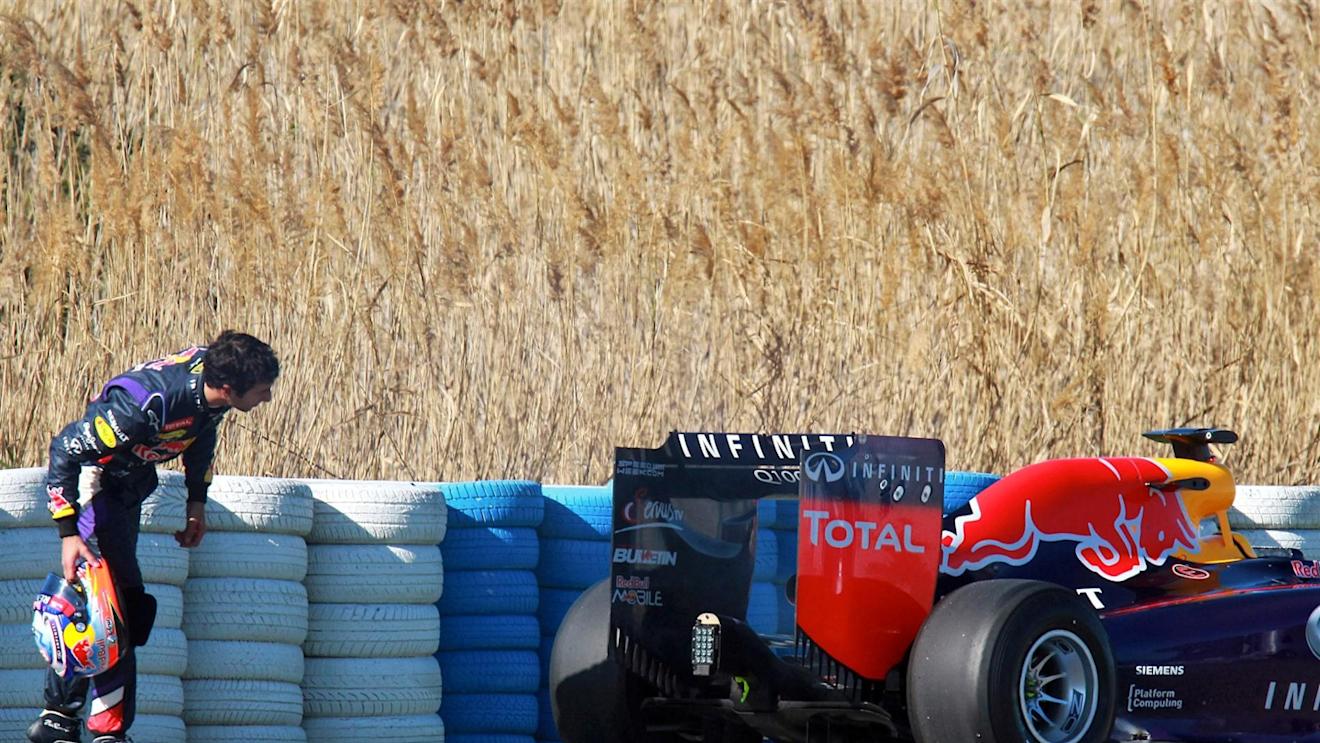 Daniel Ricciardo (AUS) Red Bull Racing RB10 stopped out on track. Formula One Testing, Jerez, Spain, Day Three, Thursday, 30 January 2014