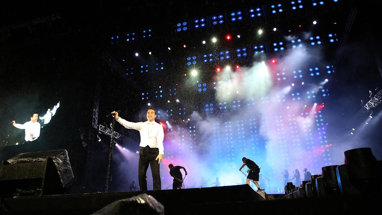 Robbie Williams in Concert. Formula One World Championship, Rd14, Singapore Grand Prix, Marina Bay Street Circuit, Singapore, Qualifying, Saturday, 20 September 2014 © Sutton Images. No reproduction without permission