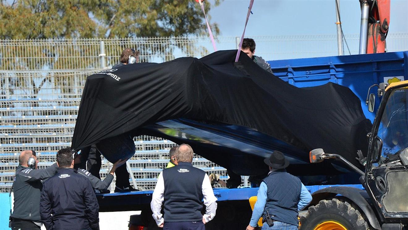 The car of Lewis Hamilton (GBR) Mercedes AMG F1 W05 is craned away following his crash at Turn One. Formula One Testing, Jerez, Spain, Day One, Tuesday, 28 January 2014. © Sutton Images