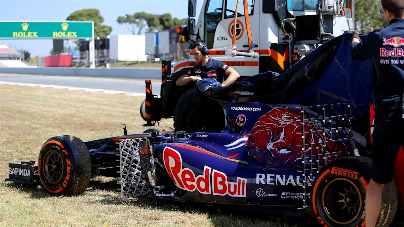 Daniil Kvyat (RUS) Scuderia Toro Rosso STR9 stops on track. Formula One Testing, Day Two, Barcelona, Spain, Wednesday, 14 May 2014. © Sutton Images
