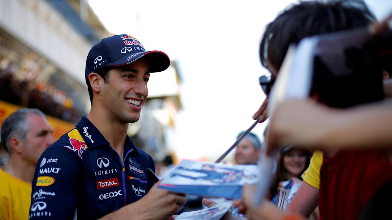 Daniel Ricciardo (AUS) Red Bull Racing signs autographs for the fans. Formula One World Championship, Rd5, Spanish Grand Prix, Preparations, Barcelona, Spain, Thursday, 8 May 2014. © Sutton Images