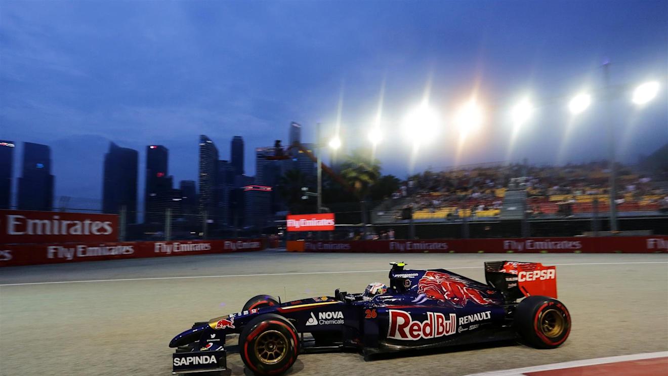 Daniil Kvyat (RUS) Scuderia Toro Rosso STR9. Formula One World Championship, Rd14, Singapore Grand Prix, Marina Bay Street Circuit, Singapore, Qualifying, Saturday, 20 September 2014